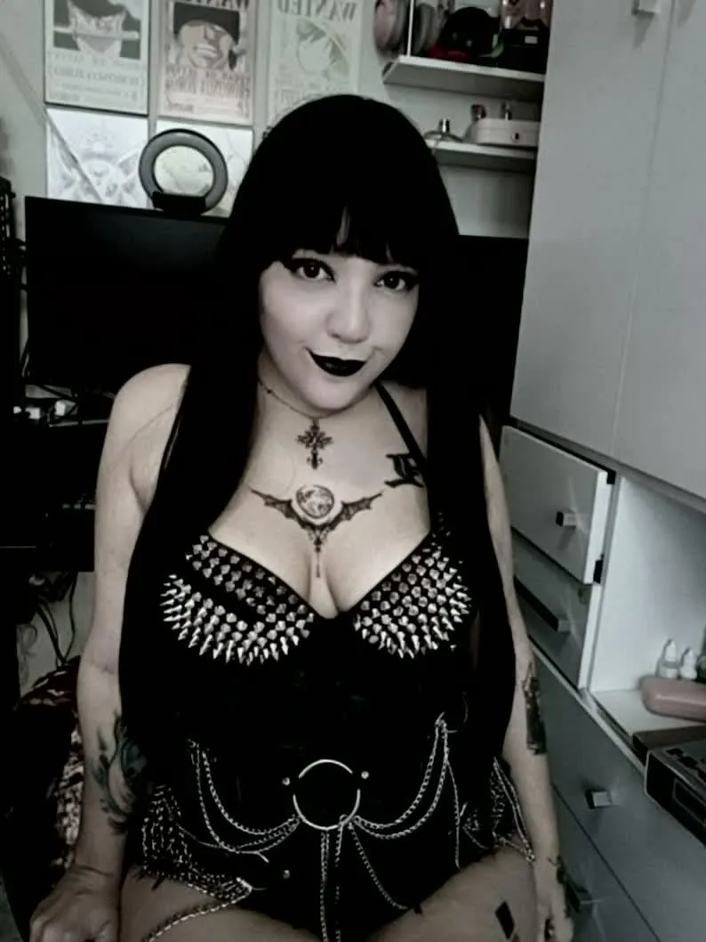 Wanna have fun with a goth mommy