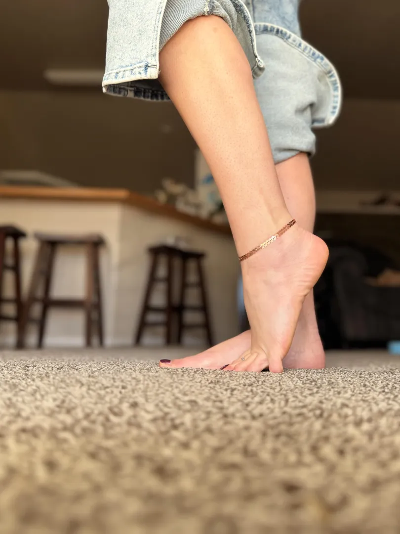 Who wants to take this anklet off with your teeth