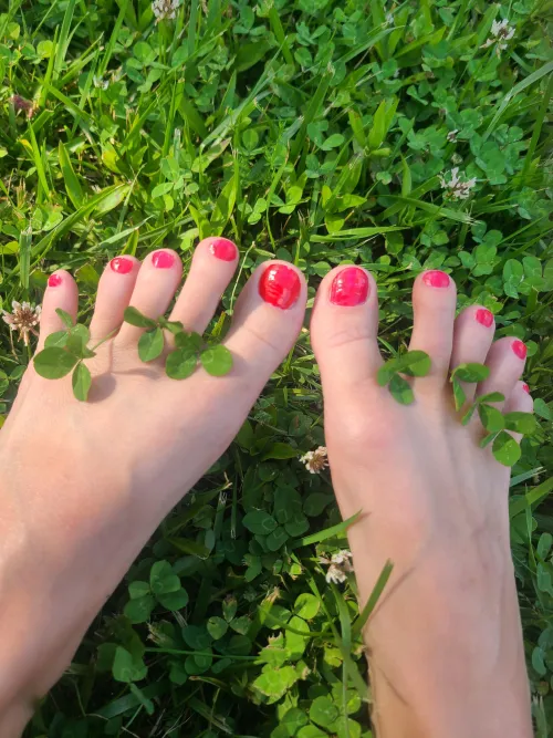Who's feet enjoyed the sun today with four leaf clovers between her toes?