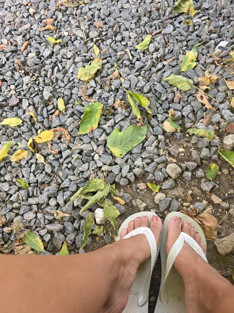 Just look at these toes and try not to fall face-first to the ground to worship them hahha