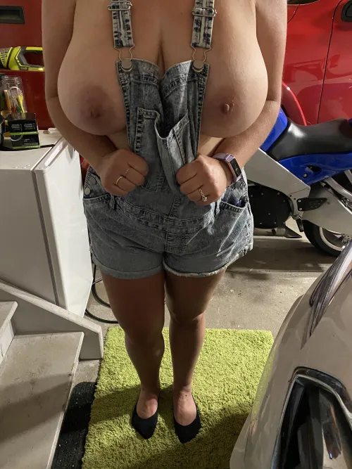 51yo wifey in Colorado. Love just wearing my overalls!