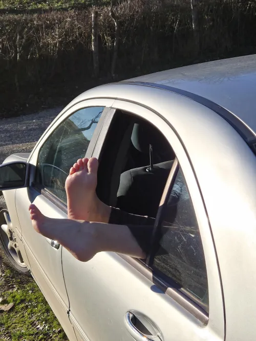 If you see my feet out of the windows like this, that means you should come closer