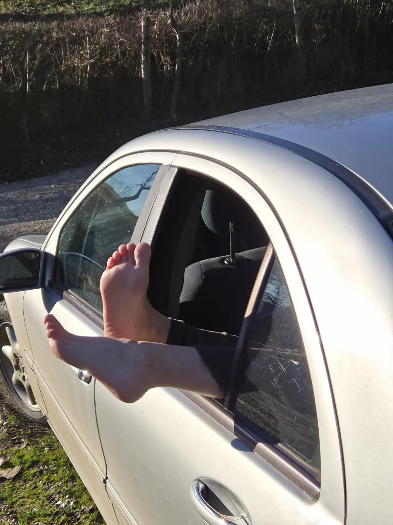 If you see my feet out of the windows like this, that means you should come closer