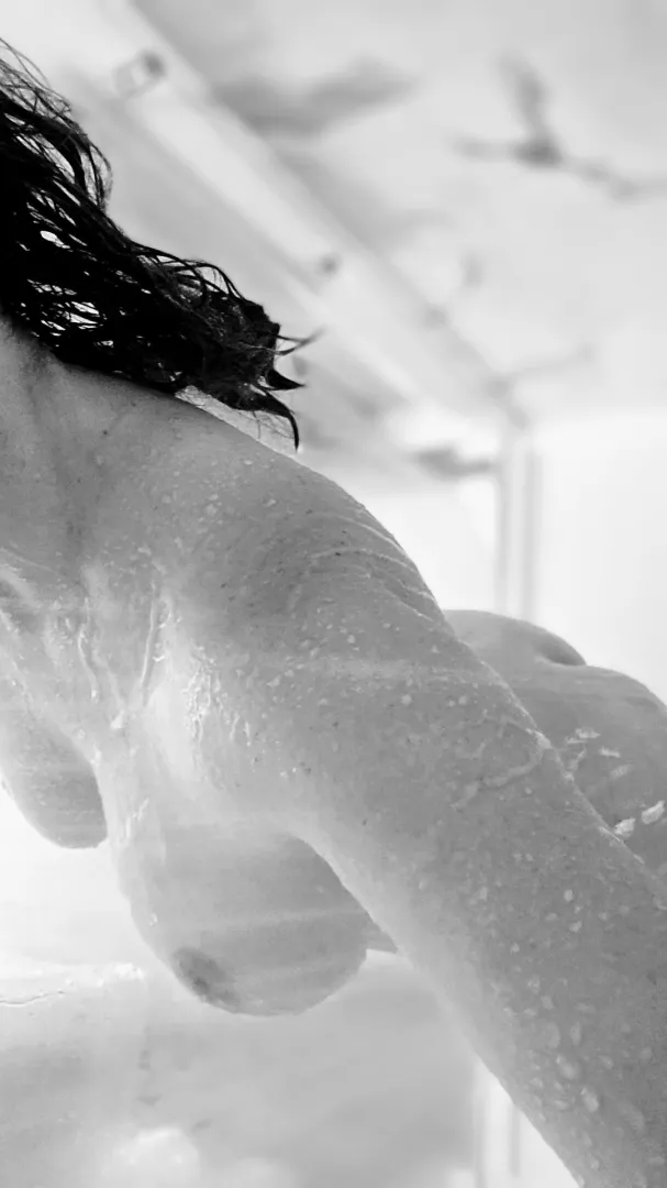 Is Wet Wednesday a thing?!  Need another sexy girl in here to splash around with!