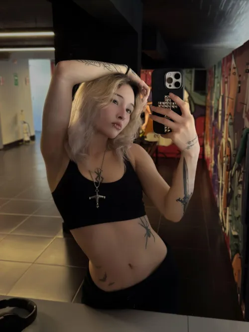 Let's fuck in the gym >-<