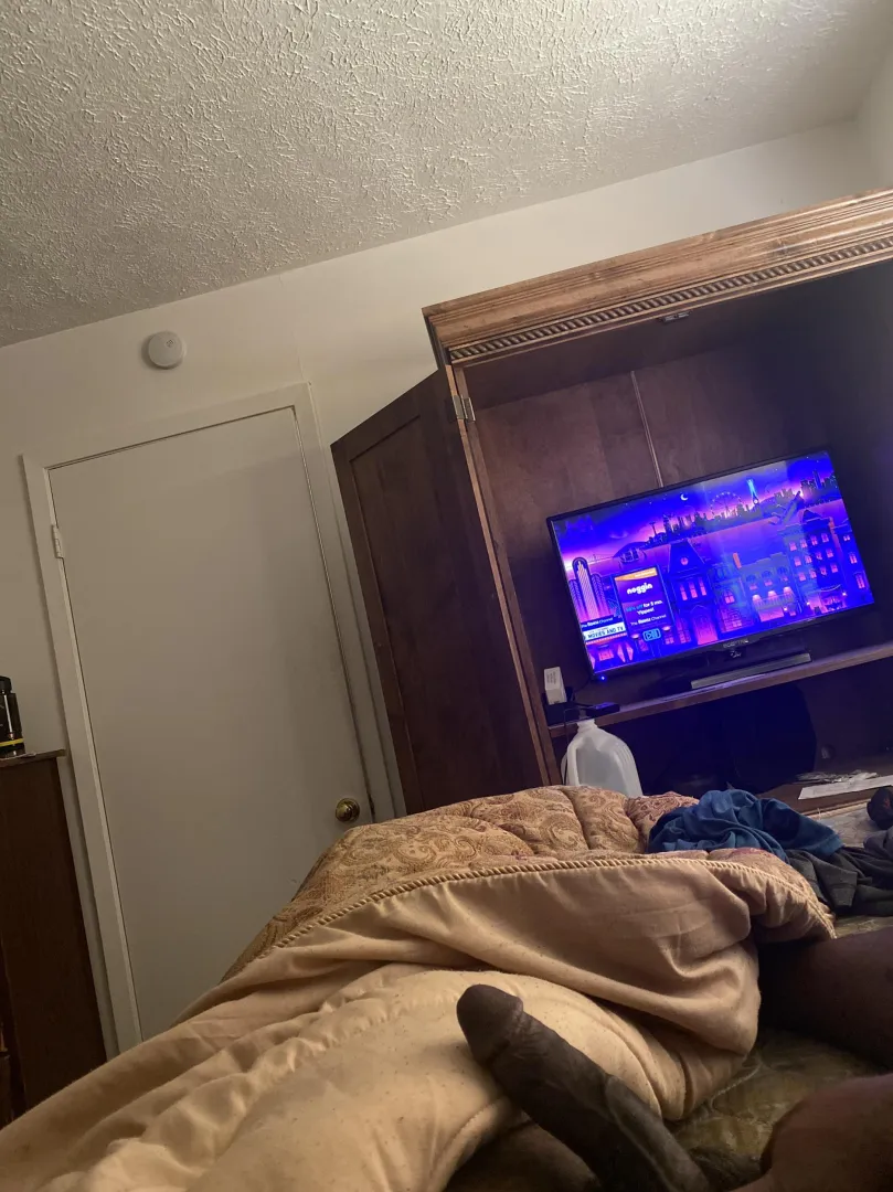 Looking for sub bottoms with a phat ass hmu DMs open snap?