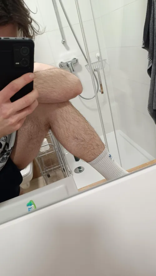 M22  looking for guys around my age to share some pics of our hairy legs and arms ☺️