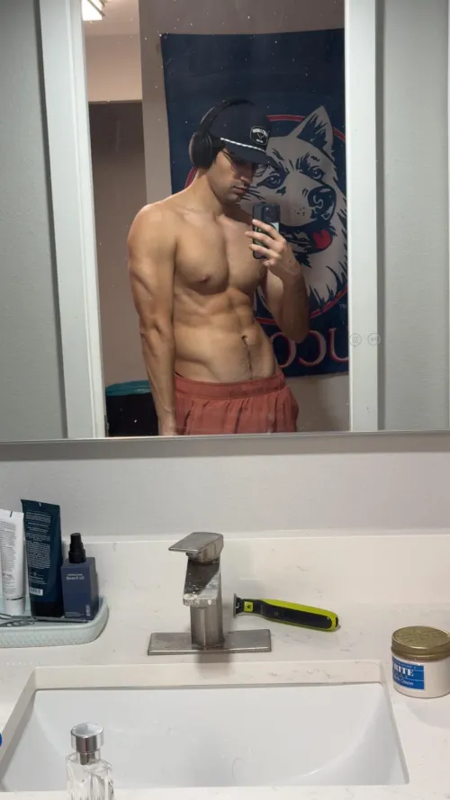 23 [M4F] #Orlando - Tall Fit and can host near universal. Can send more pics