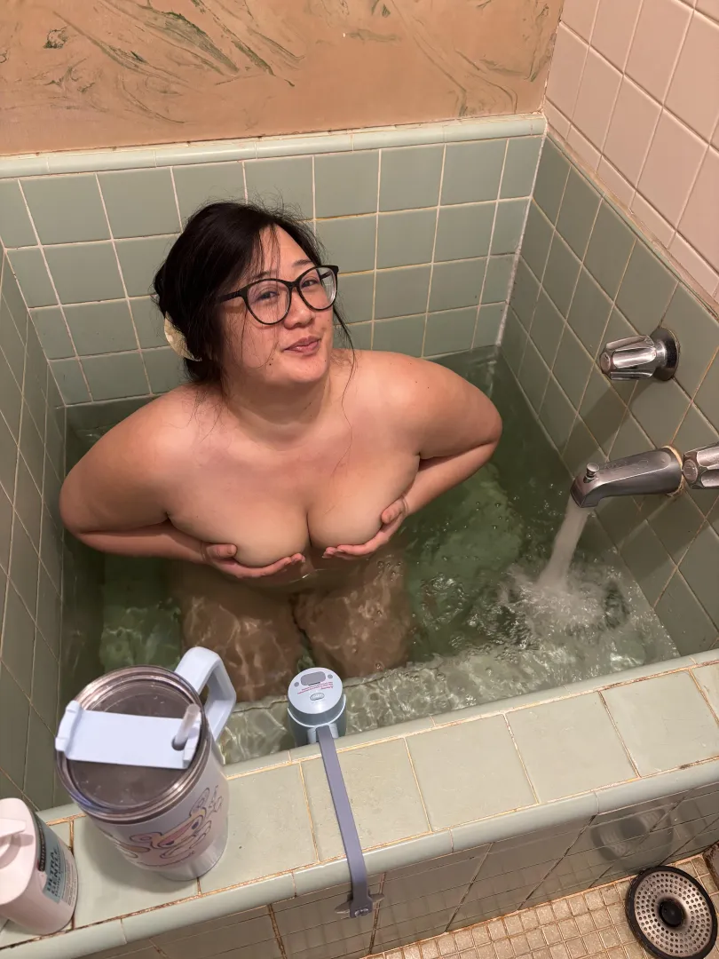 Come join Asian mommy. It’s bath time