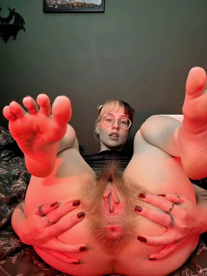 Look at my perfectly separated toes.