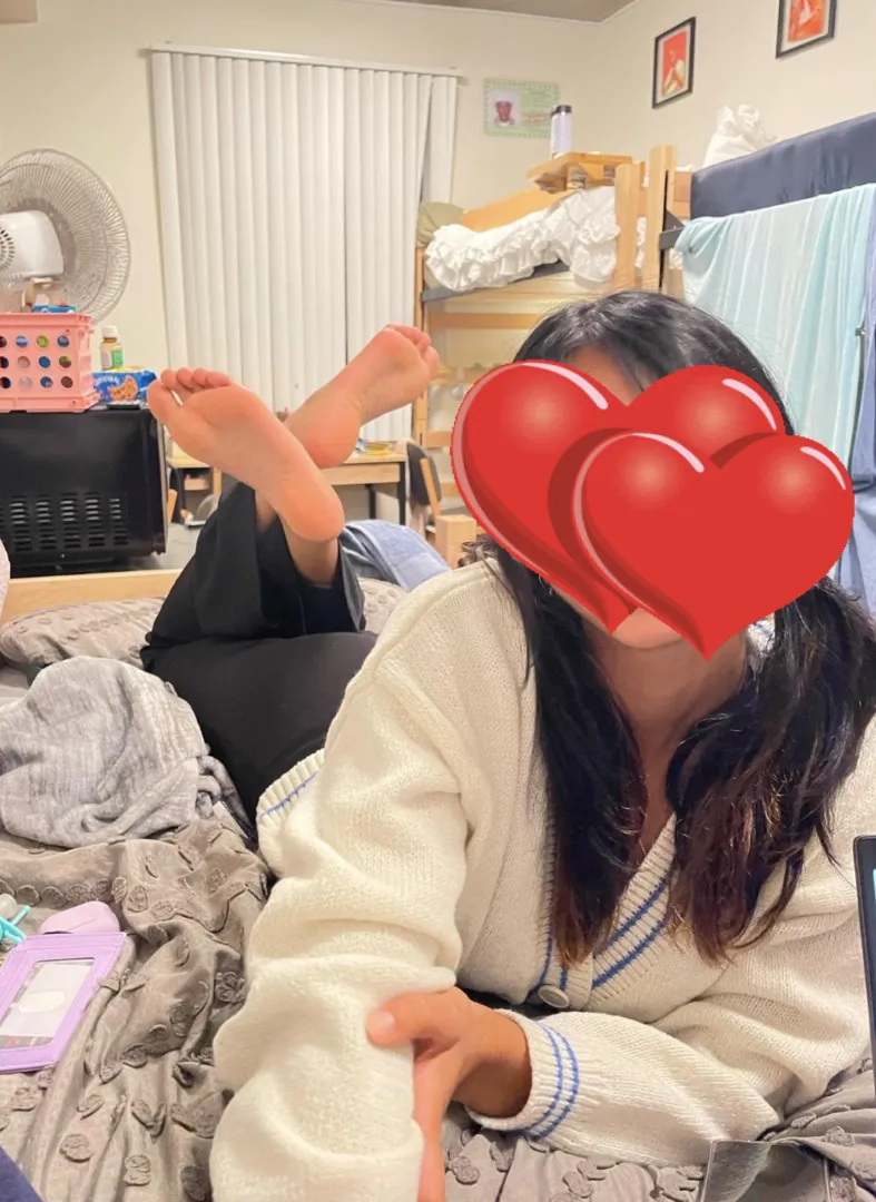 Size 10s in the dorm 