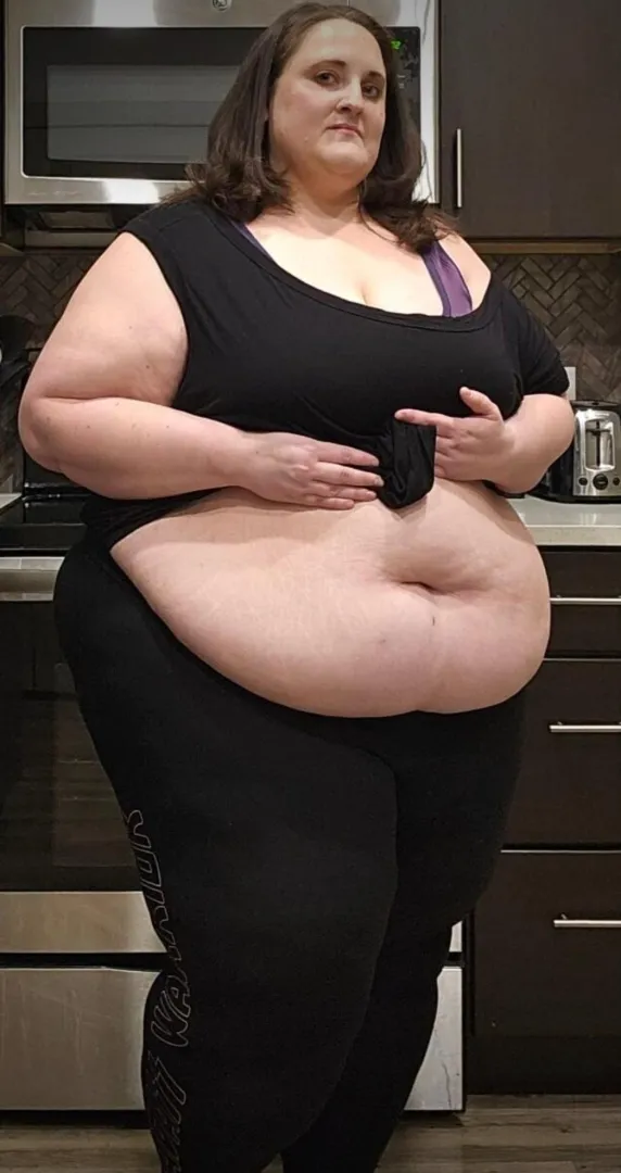 Some people like their girls tiny… others appreciate a woman with presence.