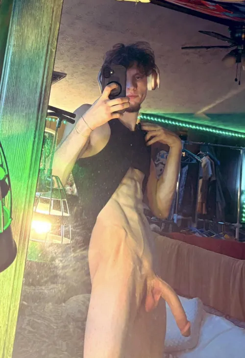 21yr old hung college athlete‍♂️ Hard to resist my BWC isn’t it? I’ve got time tonightI’ll help bring your fantasies and kinks to life while you pay down my student loansDm open