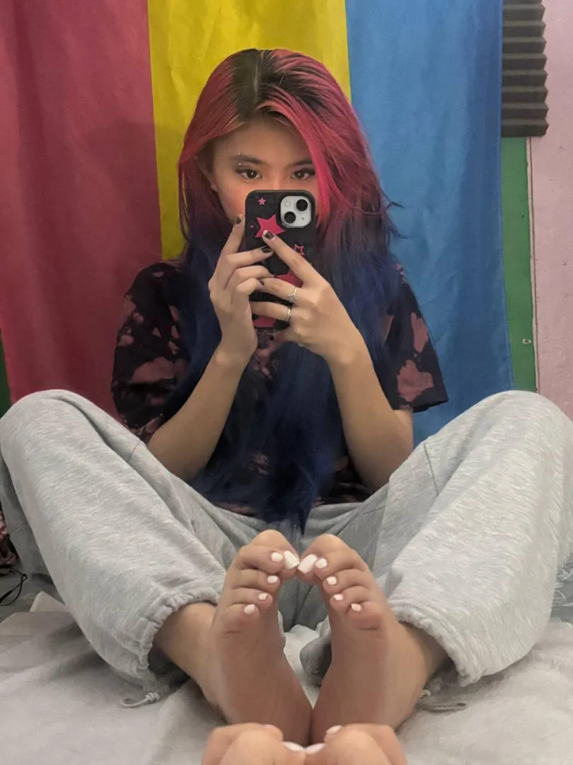 Back after a break. Who’s gonna be a good boy and worship my pretty soles ‍