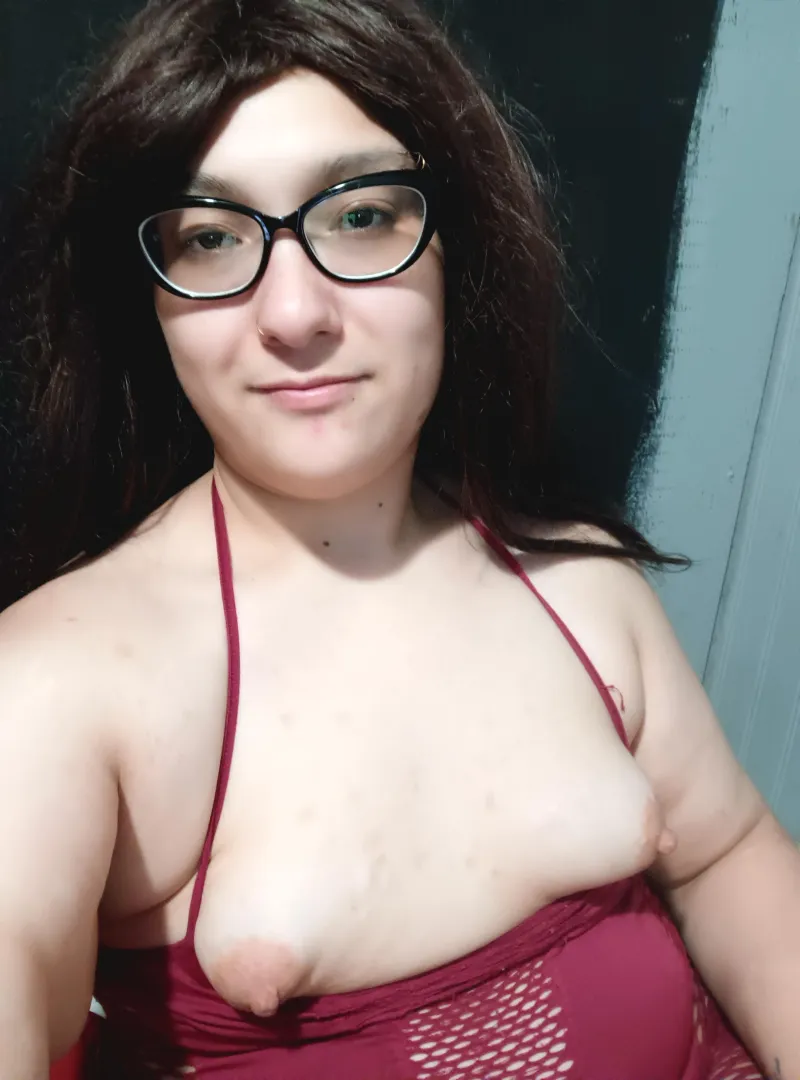 Chubby milf showing off tubie titties