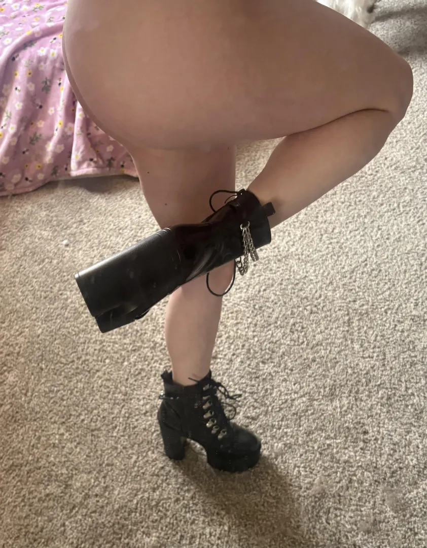 i know some pretty legs and boots really lock you in <3