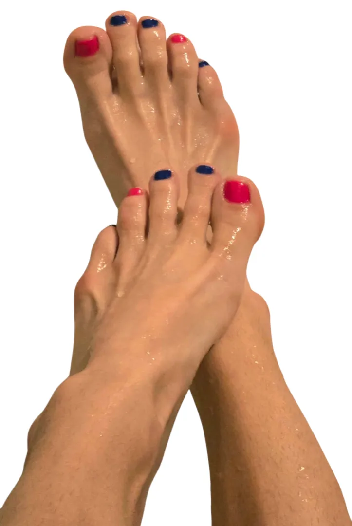 Kitten's bath time feet. 42, size 8, thick sexy goddess toes.