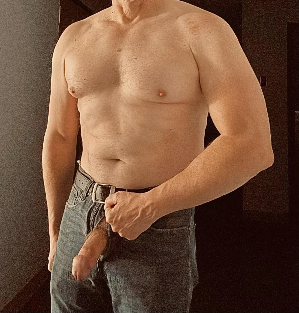 Older Dom looking for worship. DMs open.