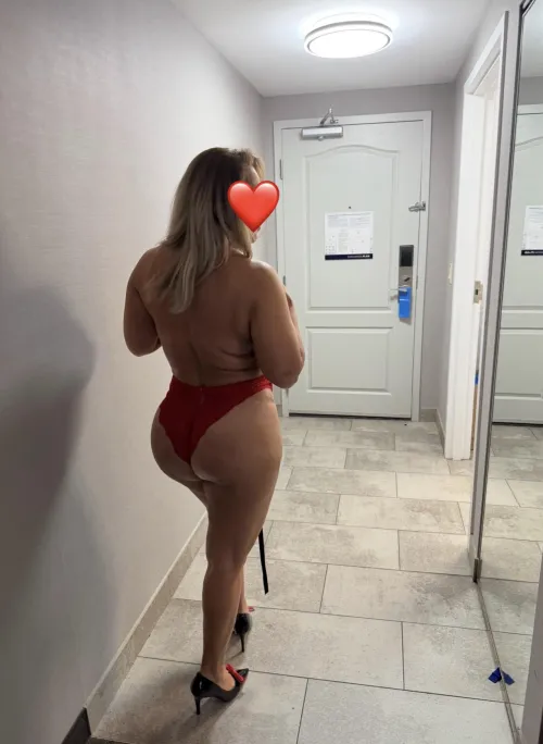 Trying to behave… but this outfit isn’t helping 