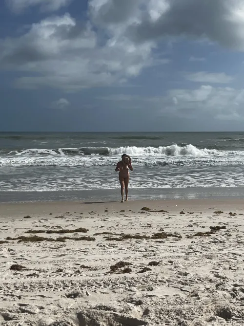 49 Latina MILF finally enjoying a nice beach day