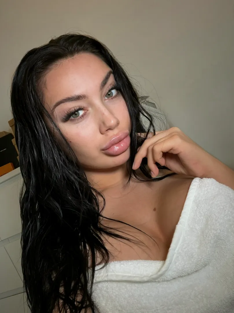 Bolted-on bimbo lips for the win