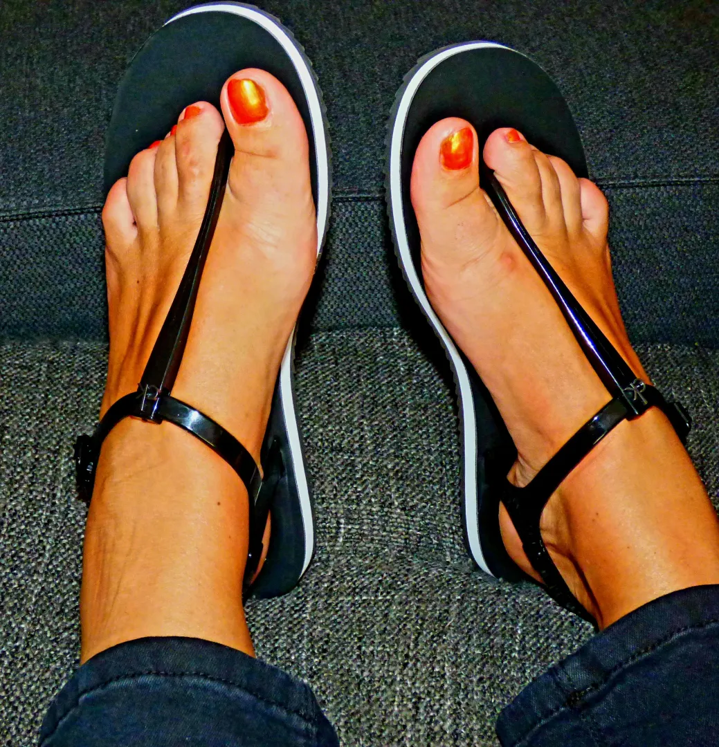 Do you like my arch in these cute Calvin Klein flip-flop sandals?