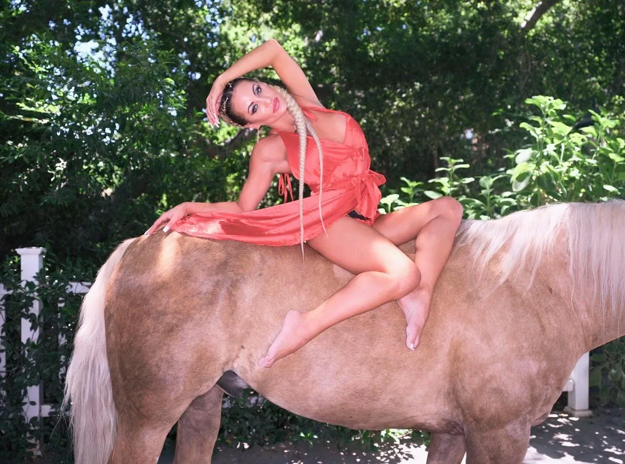 Red silk , bareback , no reins…. ❤️‍