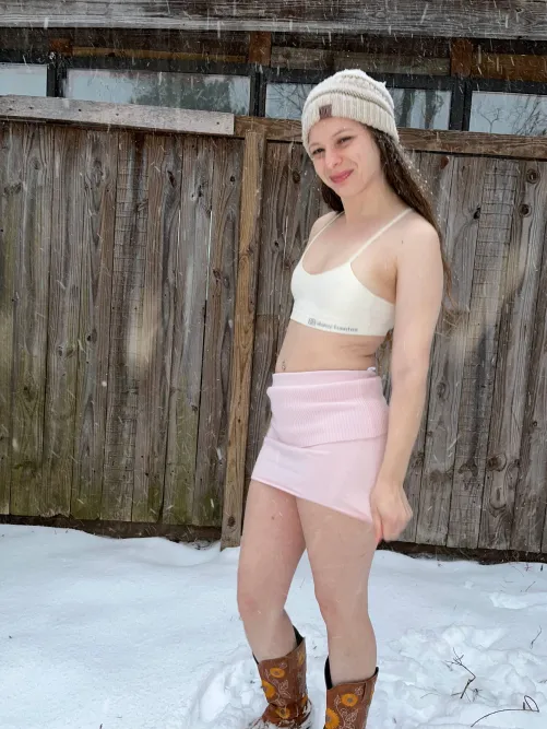 Sending nudes to every man that upvtes, (instantly) just say HI