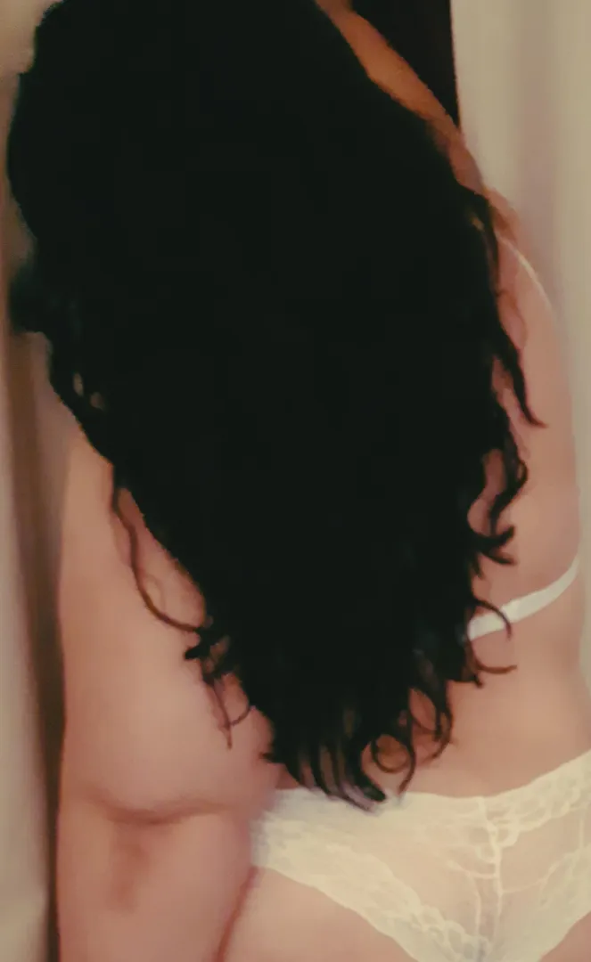 Thick, latina y con una sonrisa que no es inocente. Lo mejor no siempre se publica acá… link en mi perfil ✨