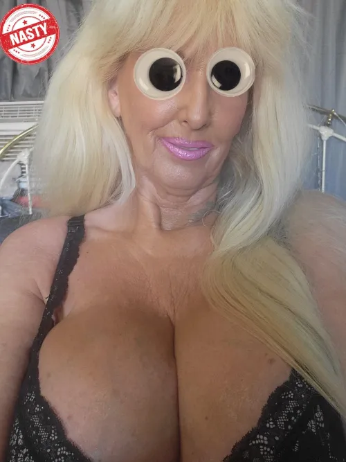 TIA GUNN ~ BUSTED OLD BALLDRAINER