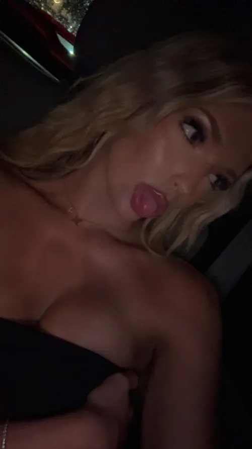 Would you eat my pussy in the car if I beg? 