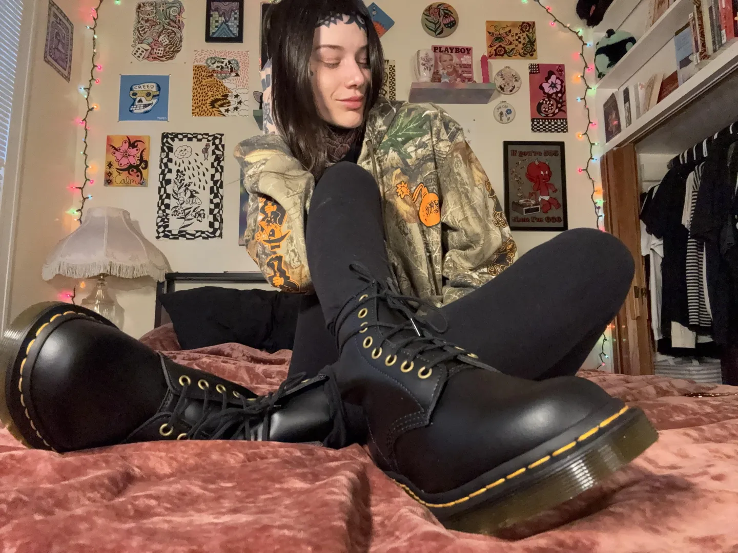 Your alt foot babe is waiting