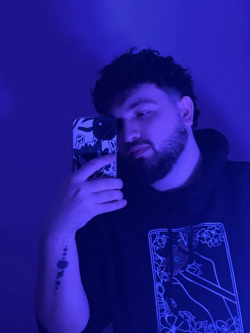 Any tall guys wanna chat with me? Top if it matters  DMs are open, face is a plus