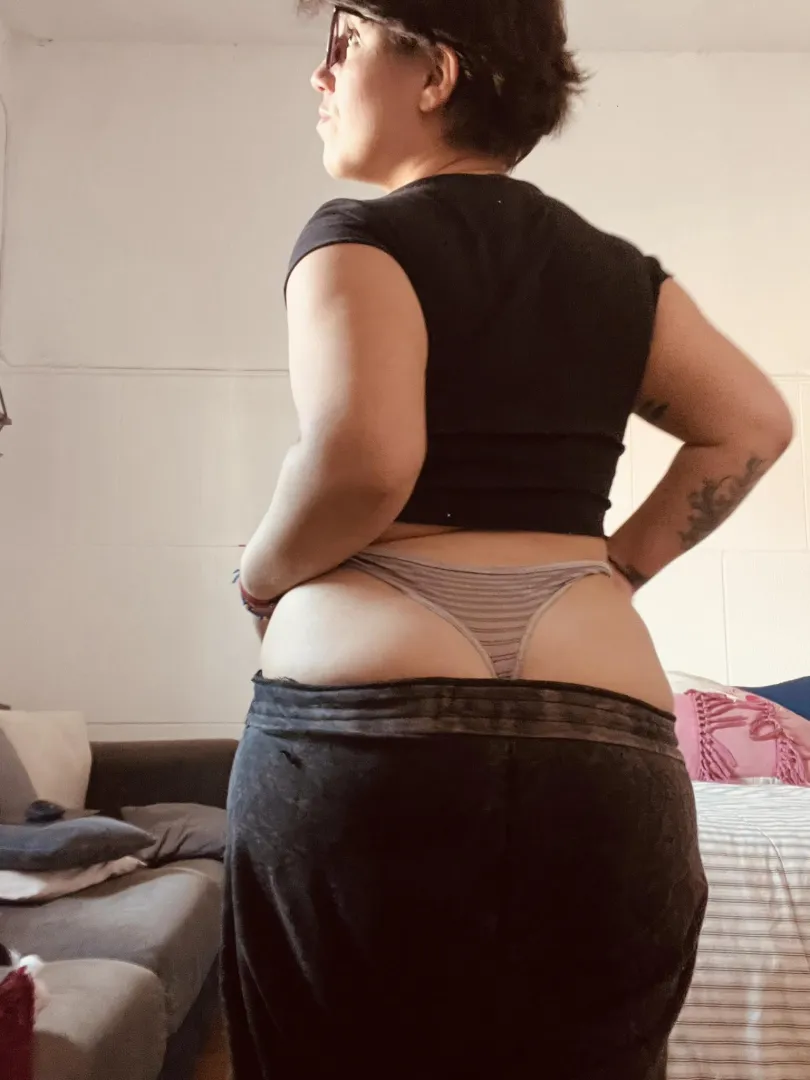 Comfortable clothes… very distracting curves.