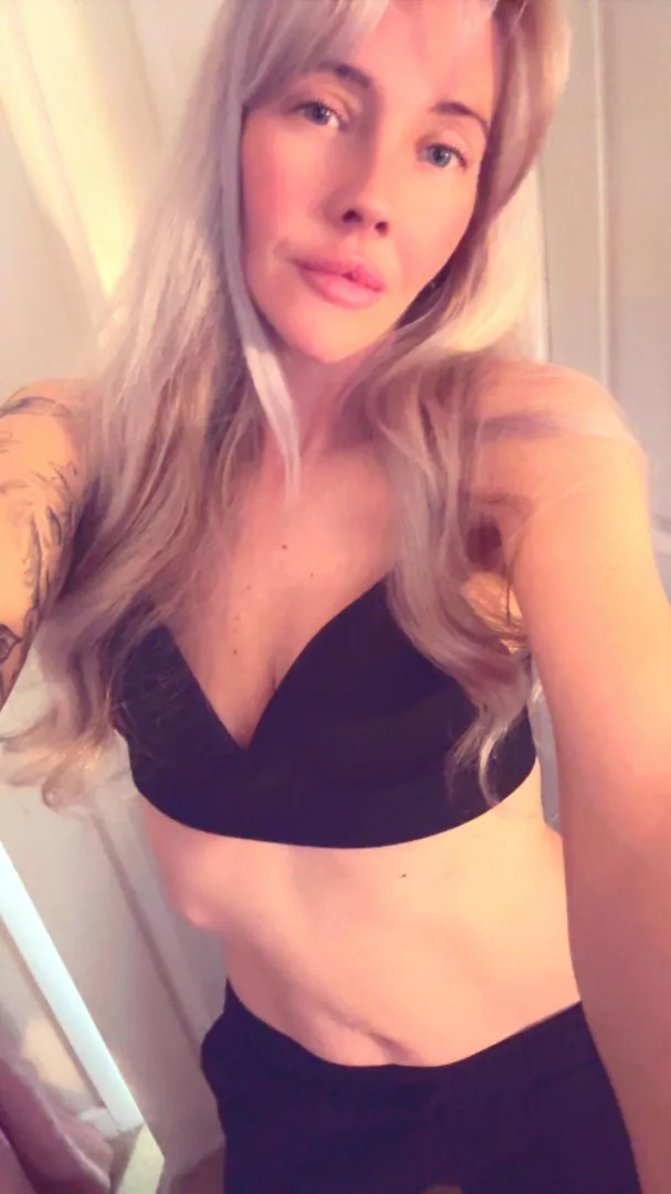 Comfy days in black sweats 