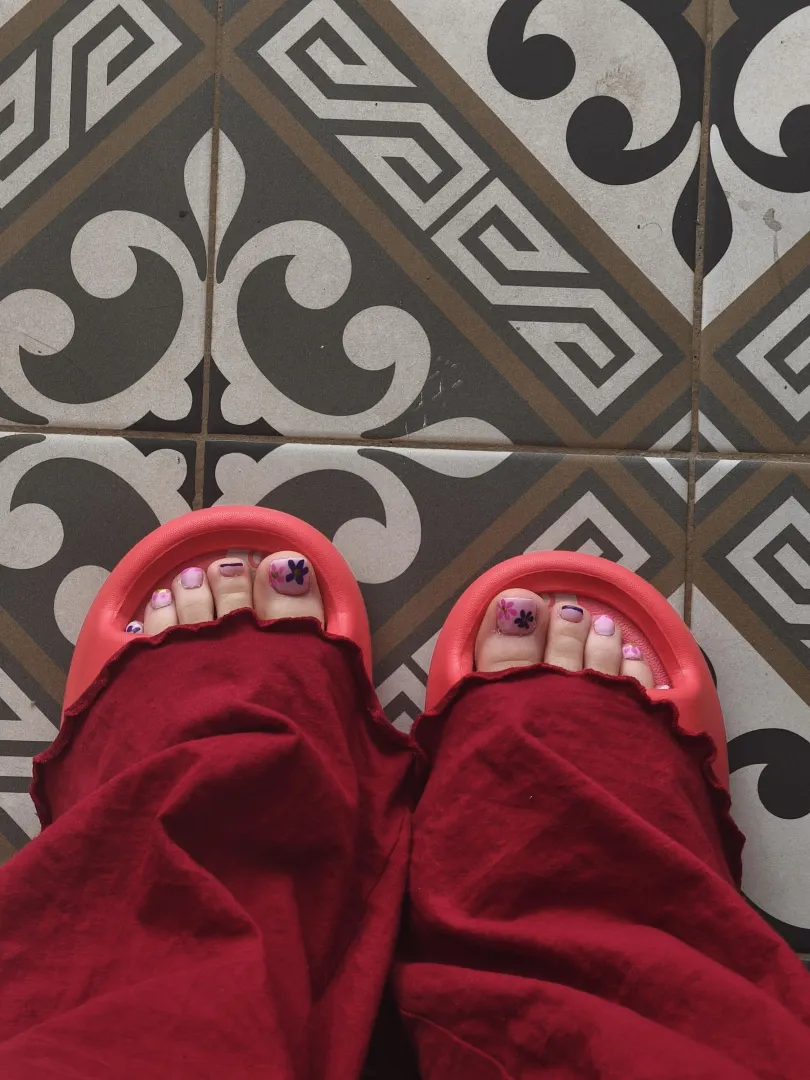 Do you like my new pedicure?