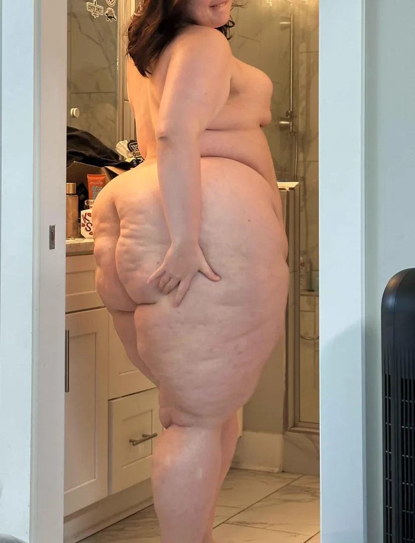 Here's the ass of a SSBBW with too much cellulite