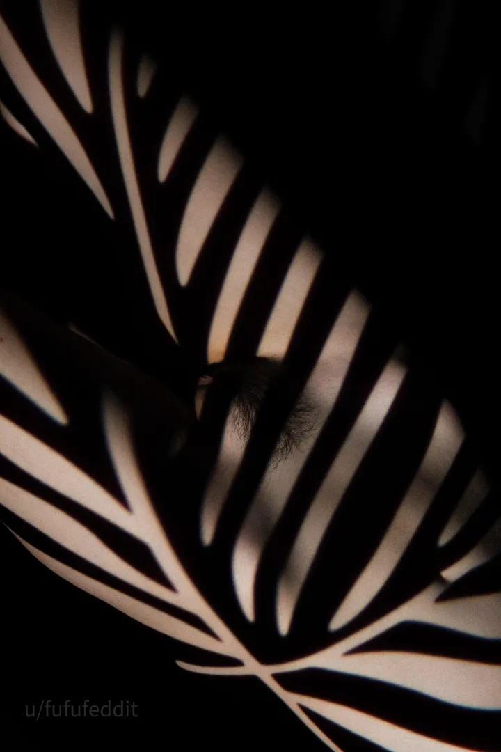 Light patterns on nude skin