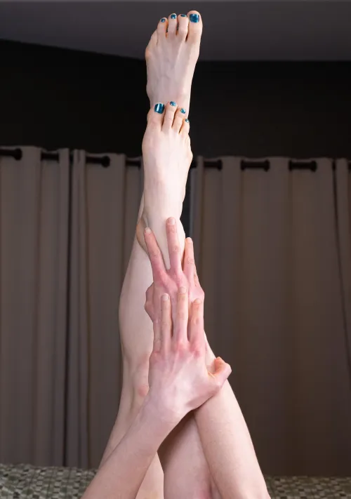 Long feet and long fingers ready to play 