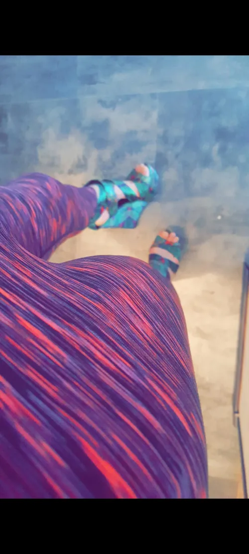 Qui vient aux pieds de ma femme ?