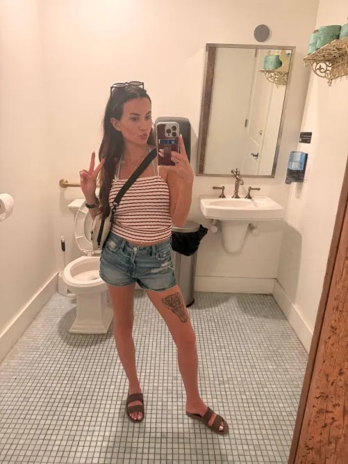 Sending 5 nudes to every guy that upvte, (instantly) just say 'yes.