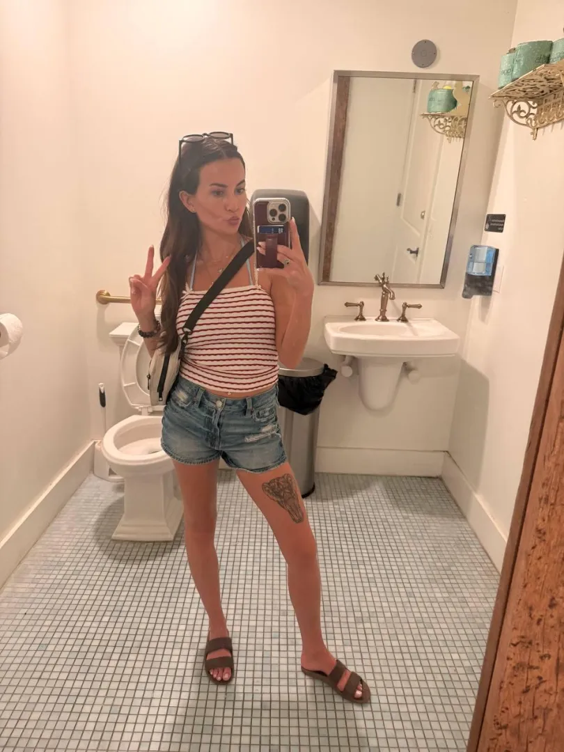 Sending 5 nudes to every guy that upvte, (instantly) just say 'yes.