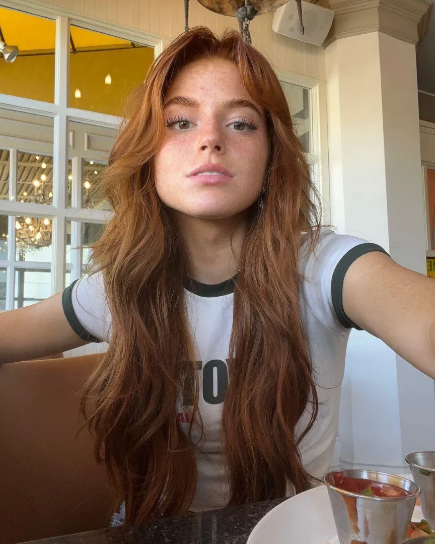 To win 10.000 dollars a company is running an experiment where contestants must swap bodies with a random member of the same family and pretend to be them. I was a 22 year old woman but I got stuck as the nerdy son (more in body)