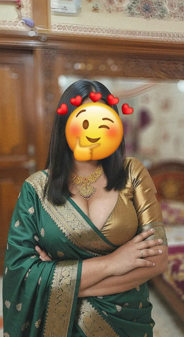 Wedding vibes: green saree + golden blouse serving danger & glam . Friend's day, my glow-up—getting all the 