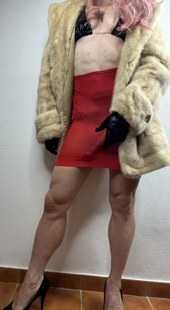 Would you date a dominant wrestler girl with this bulge?