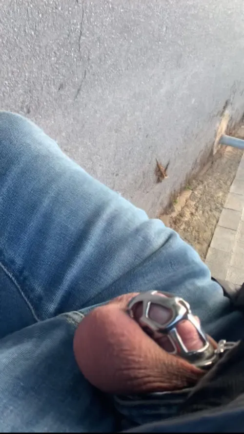 59 años, jaula de metal y tanga de hilo… salí a tirar la basura así (¡me vio mi vecina!)