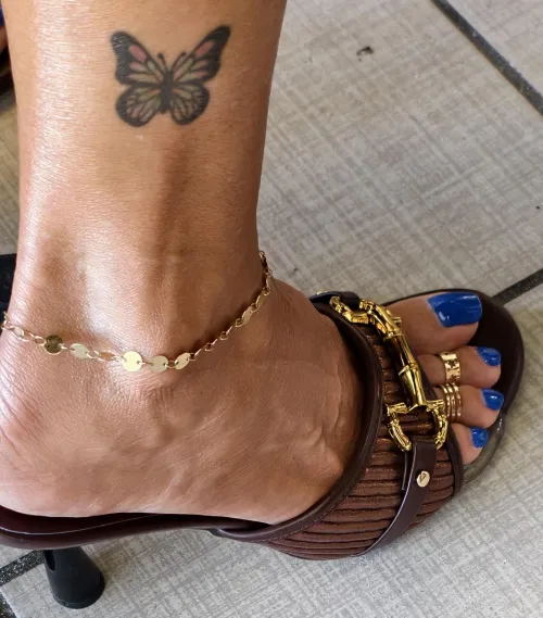 Hey now, anklets the focus 