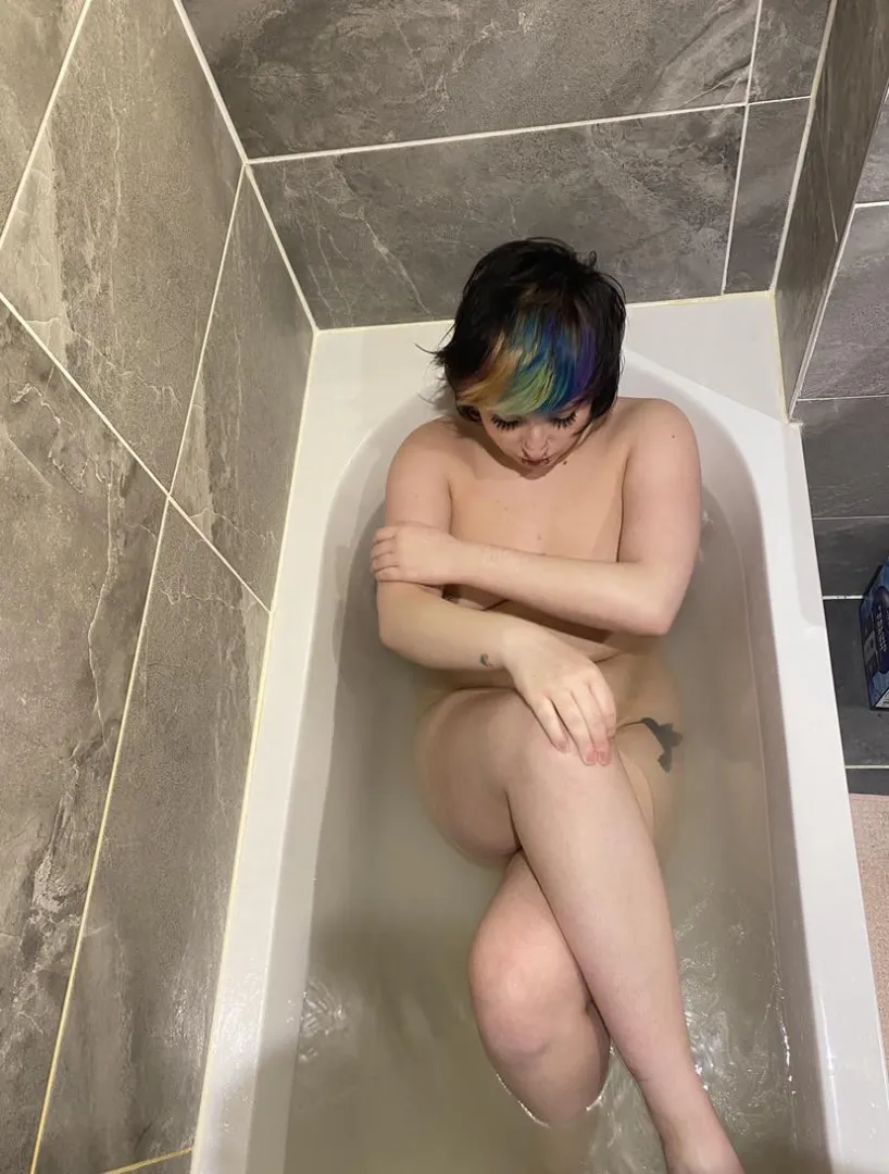 I expected my pink bath bomb to turn the water pink- not this colour lol