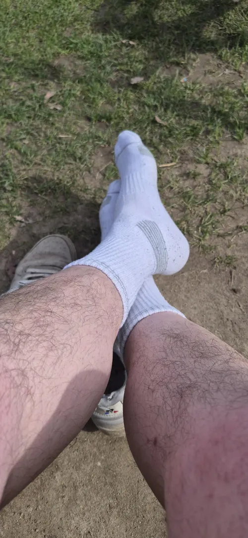 Je me détends dehors avec mes chaussettes usées après une longue journée.