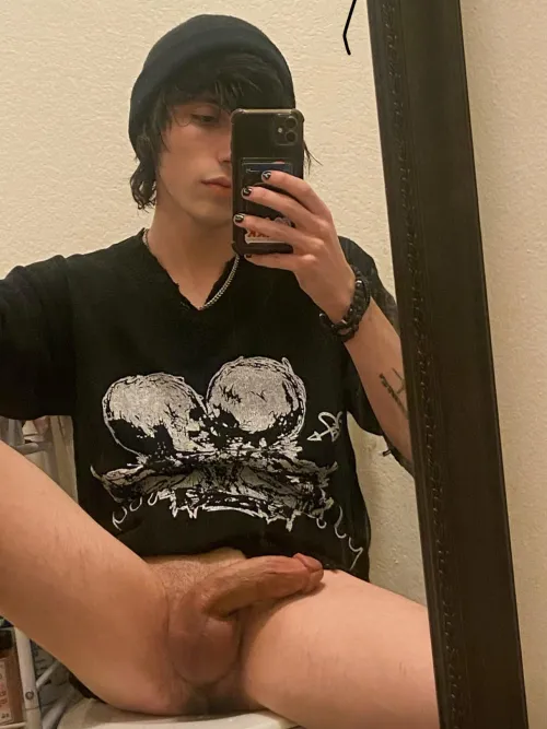 Late night energy… lights low, confidence high, and absolutely no intentions of behaving. 